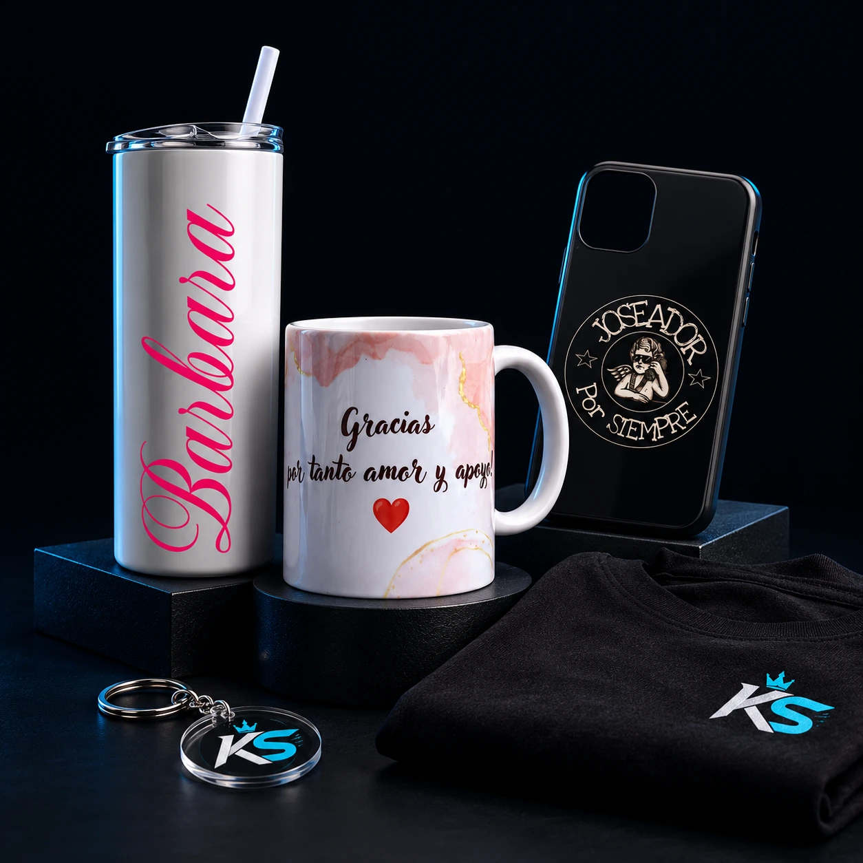 Composición de productos personalizados de Kingdom Studios: tumbler, taza, cover, camiseta y llavero